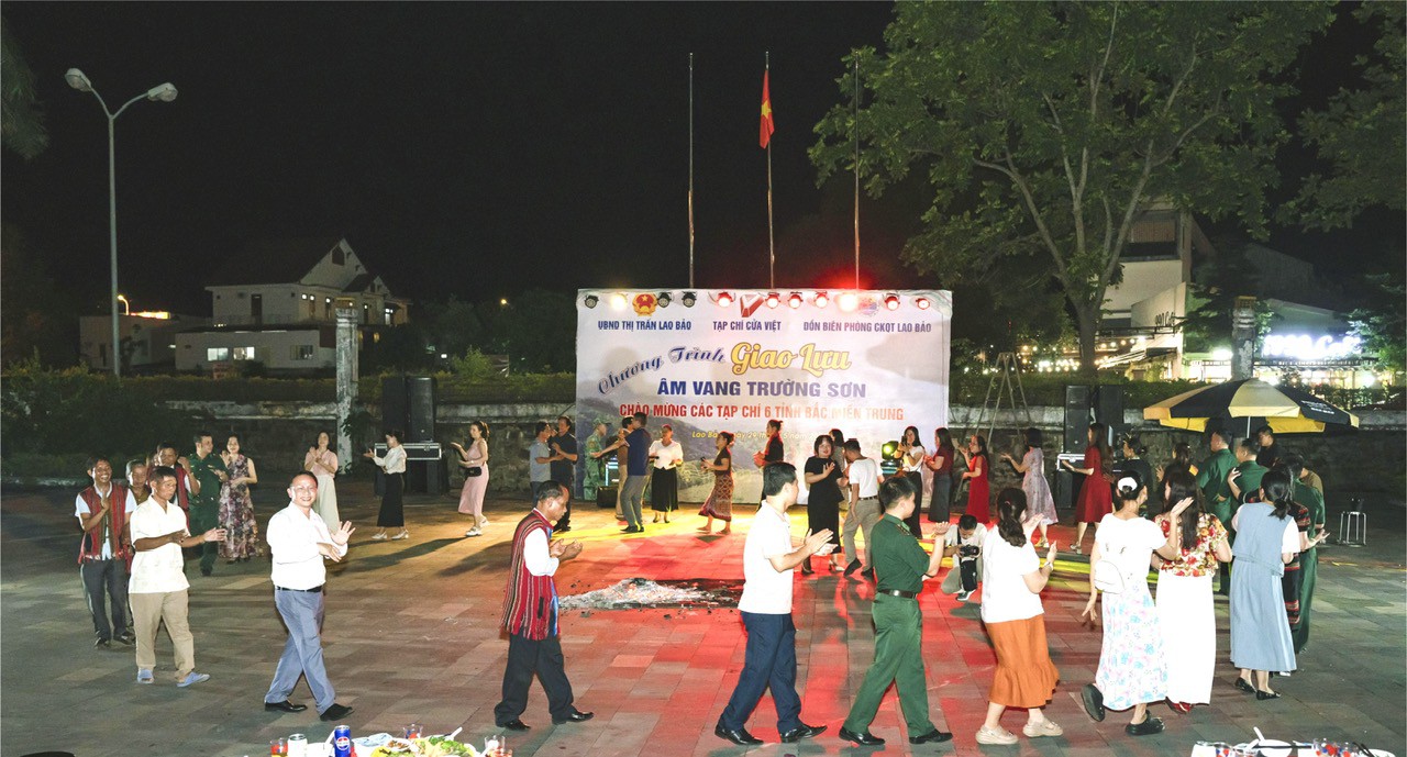 Tất cả mọi người tạo một vòng tròn cùng nhau ca hát, nhảy múa. 